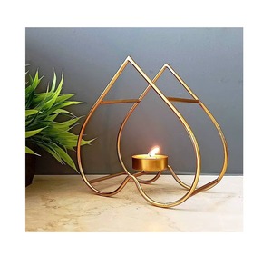 Candelabro de metal con artesanía superior. Elegante portavelas de hierro para realzar la estética de la sala de estar. - Product Image 2