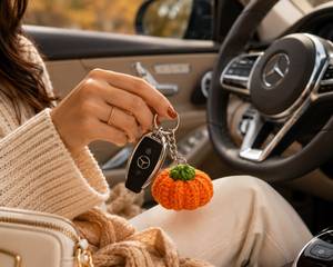 Llavero de calabaza amigurumi de gran demanda, hecho a mano con ganchillo y hilo suave, colgante para bolso, regalo de Halloween para niñas, disponible para la venta. - Product Image 5