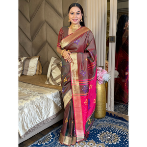 Sari de Seda Suave Elite Weaves Ikkat Patola con Pallu de Pavo Real y Borde de Zari Dorado con Motivos Meenakari - Product Image 6