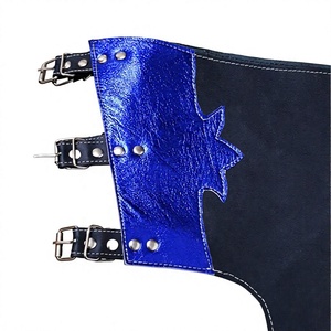 Chaps de Rodeo Style Western en Cuir de Vachette Taille Haute à Motif Géométrique Noir avec Bordure à Pompons Bleu Métallisé pour l'Équitation - Product Image 3