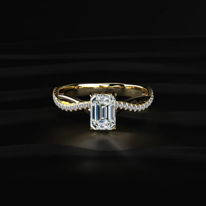 Bague en diamant de laboratoire de 1,3 carat émeraude avec bande pavée torsadée et halo caché, idéale pour la Saint-Valentin, provenant d'un fournisseur indien. - Product Image 1