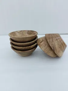 En contraste con la cerámica o el vidrio, los tazones de madera ofrecen una estética rústica y cálida que realza la presentación de cualquier comida. - Product Image 4