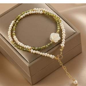 Collier en perles d'eau douce naturelles avec motif de rose blanche, tempérament féminin, pendentif en perles d'olivine, colliers de mode - Product Image 4