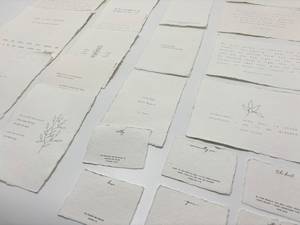 Papier artisanal à bords festonnés, imprimé en sérigraphie, aux textures artistiques, idéal pour la papeterie, les artisanat, les invitations, l'emballage et la décoration. - Product Image 2