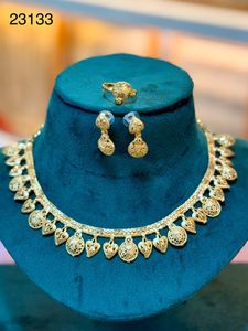 ชุดเครื่องประดับสร้อยคอและต่างหูรูปดอกไม้ชุบทอง 24K สไตล์อินเดียทันสมัยจาก MOLL JEWELLERS ประดับเพชรซิร์คอน เหมาะสำหรับเป็นของขวัญงานแต่งงานสำหรับผู้หญิง - Product Image 2