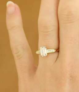 Bague solitaire de luxe en or jaune 18 carats avec diamant émeraude taille VS1 de 1,01 carat, cultivé en laboratoire, idéale comme bague de promesse ou cadeau de fiançailles - Product Image 4