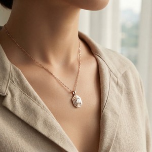 Collar solitario de diamante cultivado en laboratorio con corte Asscher de 1 quilate, claridad VVS, certificado IGI, en oro sólido de 14K, estilo geométrico minimalista VVS. - Product Image 3