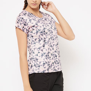 เสื้อยืดผ้าถักเนื้อนุ่มพิมพ์ลายแบบซับลิเมชั่น ให้ความรู้สึกเหมือนผ้าฝ้าย 100% ระบายอากาศได้ดี แห้งเร็ว สวมใส่สบาย เหมาะสำหรับฤดูร้อน รับผลิตตามแบบ OEM พร้อมสกรีนโลโก้สำหรับผู้หญิง - Product Image 4