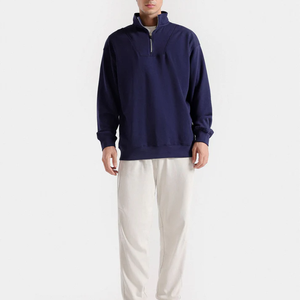 Sweat-shirt essentiel Signature de poids moyen : 100 % coton durable avec une silhouette cintrée moderne - Product Image 2
