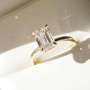 Anillo de compromiso minimalista con diamante solitario de 2 quilates, corte esmeralda, certificado IGI, cultivado en laboratorio, regalo de boda, oro amarillo de 14k para mujer - Product Image 4