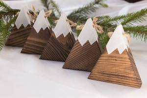 Adorno Navideño de Madera, Forma Triangular Rústica, Decoración Navideña con Temática Forestal, Decoración Invernal para el Hogar - Product Image 4