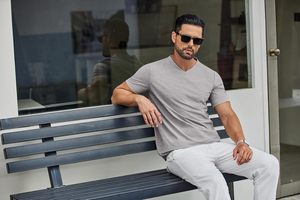 Camiseta con cuello en V para hombre, informal, de algodón, manga corta, cómoda, ligera, tela transpirable, corte regular, ropa de calle de verano - Product Image 4