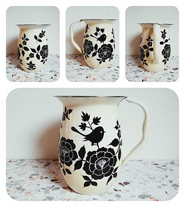 เหยือกโลหะลายพิมพ์นกและดอกไม้สีขาวดำ ดีไซน์หรูหรา เหมาะสำหรับใช้ในบ้าน รับรองแขก และตกแต่งโต๊ะอาหาร จากอินเดีย - Product Image 2