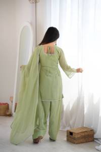 Traje Salwar Farshi Verde Pista para Mujer, Seda Crunchy con Trabajo Siroski, 3 Piezas, para Fiesta, Largo hasta la Rodilla, Corte Regular, Secado Rápido, Moderno - Product Image 3