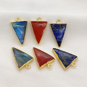 Vente en gros de breloques triangulaires en agate rouge, pendentifs plaqués or pour la fabrication de bijoux DIY - Product Image 3