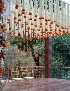 Guirlandes suspendues classiques indiennes en plastique, faits main, écologiques, avec jasmin blanc, orange et marguerite, pour décoration florale de plafond de mariage - Product Image 1