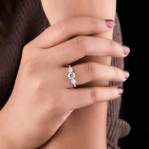 Anillo de compromiso de tres piedras de oro amarillo de 18 quilates Purecarat, elegante anillo de diamantes para novias - Product Image 5