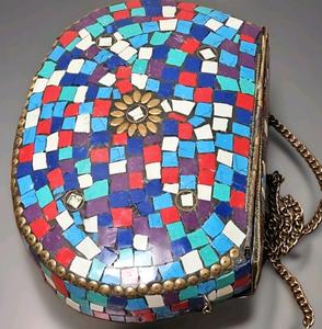 Bolso de mano multicolor de latón con diseño cuadrado y correa de cadena para bodas, fiestas y uso casual. - Product Image 2