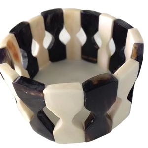 Pulseras elásticas de nácar y cuerno de alta calidad en diseños Pulseras dotadas de nácar Brazaletes para niñas - Product Image 1