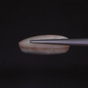 Opale naturelle blanche en vrac, 10,17 carats, taille coussin 19x12mm, certifiée IGI, taillée et polie à la main, avec traitement de cirage/lustrage léger - Product Image 2