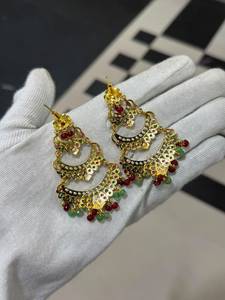Pendientes de Perlas de Imitación y Diamantes con Baño de Rodio Estilo Jadau, Joyería Nupcial Tradicional India, Venta al Por Mayor - Product Image 3