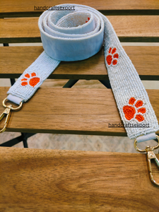 Correa de Bolso Hecha a Mano, Ecológica, Ligera, Segura y Moderna con Cuentas de Estrella y Huella de Pata - Correa de Bolso de Cuentas Blancas con Diseño Naranja - Product Image 2