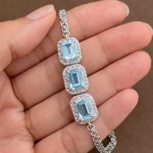 สร้อยข้อมือเงินแท้ 925 ชุบโรเดียม ประดับบลูโทแพซทรงเหลี่ยมมรกต ดีไซน์ทันสมัย เหมาะสำหรับเป็นของขวัญในงานแต่งงานและโอกาสพิเศษ - Product Image 1