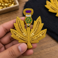 Badges à épingler en feutre non tissé brodés de paillettes à motif étoile vintage, design feuille d'érable dorée, 2 pièces pour la décoration de vêtements