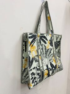 Sac fourre-tout matelassé en coton fait main noir et blanc pour femme, imprimé animaux de la forêt, réutilisable, vente en gros - Product Image 3
