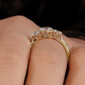 Anillo de Tres Piedras de Moissanita de Corte Redondo de 1 Quilate, Estilo Clásico, Plata 925 con Baño de Oro Amarillo, Joyería Fina, Regalo para Mamá y Papá - Product Image 2
