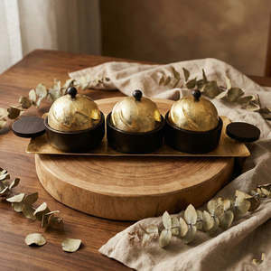 Ensemble de bols de service modernes de luxe avec couvercle en dôme doré et plateau, bols en métal faits à la main pour servir les aliments avec plateau en bois et poignées - Product Image 1