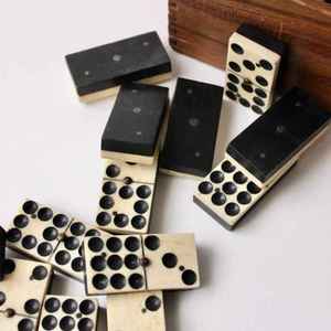 Jeu de dominos en résine noire et crème, 28 tuiles, pièces de jeu artistiques pour collection et exposition - Product Image 1