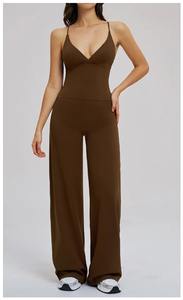 Ensemble d'entraînement 2 pièces personnalisé pour femmes, vente en gros : Legging de yoga taille haute effet push-up et débardeur de sport dos nageur assorti - Product Image 2