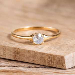 Anillo de Compromiso Solitario con Diamante Cultivado en Laboratorio de Corte Redondo, Banda Clásica Lisa de Oro Sólido, Joyería Fina para Novia, Regalo para Mujer - Product Image 4