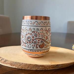 Verre à boire en cuivre pur gravé avec un motif floral noir, parfait pour servir de l'eau aux invités et pour une utilisation à la maison. - Product Image 4