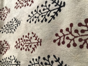 ผ้าฝ้ายพิมพ์ลายด้วยมือ ลายดอกบูติสีแดงและดำบนพื้นสีธรรมชาติ |   ตลาดขายส่งเจียปุร์ - Product Image 4