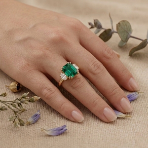 Anillo de Compromiso de Tres Piedras con Gema Verde Corte Esmeralda para Mujer, Oro de 14K, Anillo de Boda Vintage - Product Image 5
