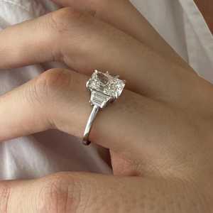 Bague à trois pierres en diamant de laboratoire allongé radiant de 2 carats E VVS2, or blanc, certifiée IGI - Product Image 2