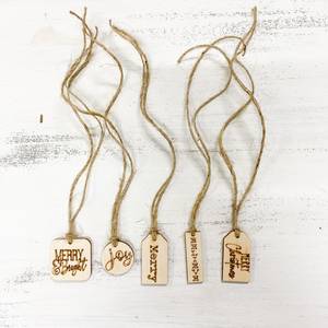 Etiquetas navideñas de madera grabadas con mensajes festivos, decoración rústica para envolver regalos y decoración del hogar - Product Image 6