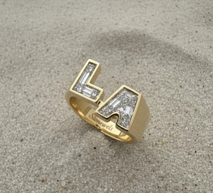 Bague de fiançailles personnalisée avec double initiale en diamant de laboratoire, modèle Initial Duo Pinky Ring - Product Image 2