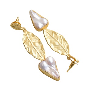 Pendientes Colgantes de Latón con Perlas de Agua Dulce, Chapados en Oro de 18K, Estilo Moderno y Elegante, Regalo de Alta Calidad para Mujer - Product Image 5