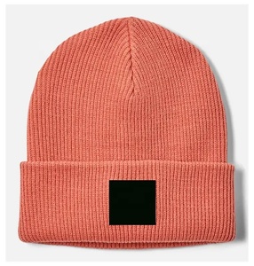Bonnets en tricot personnalisés de couleur unie pour la vente en gros – Bonnets d'hiver unisexes à revers pour le sport - Product Image 4