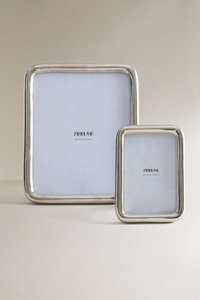 Cadre photo en métal rectangulaire pour table, réglable, finition laiton estampé or, orientation verticale - Product Image 2