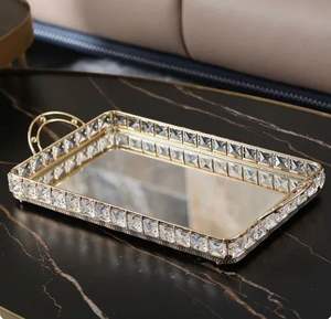 Plateau de service décoratif en cristal, idéal pour les repas formels, les occasions festives et le service des invités - Product Image 3