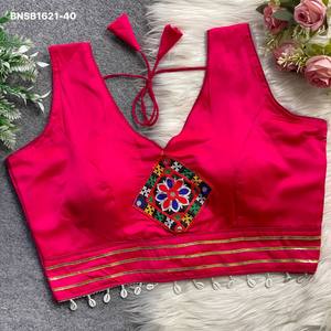 Nouvel arrivage : Blouse rembourrée et sans manches en satin Malai avec broderie motif Gamthi et bordure en dentelle Butta & Kodi, fournisseur de Surat - Product Image 3