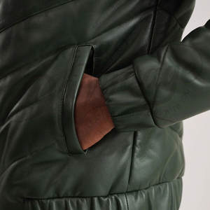 Veste matelassée en cuir vert foncé pour homme, design chevron, coupe ajustée, col montant, en similicuir, chaude et rembourrée pour l'hiver - Product Image 6