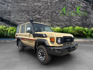 Toyota Land Cruiser GRJ76 LX+ Automático 2024 – V6 Gasolina 4x4 con Interior de Cuero (Disponible Ahora) - Product Image 6