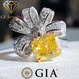 Bague en platine avec diamant jaune naturel taille coussin GIA et diamants pavés sur le côté, style antique, joaillerie fine - Product Image 2