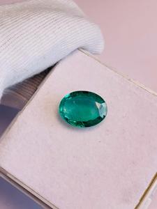 Émeraude naturelle de qualité supérieure, ovale, 6,24 carats, 14,9x11,3x5,3 mm, couleur vert intense, certifiée IGI, avec un bel éclat - Product Image 2