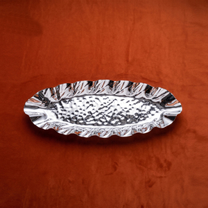 Bandeja de metal ovalada de lujo con borde ondulado para servir, acabado perfecto para buffet de hotel y catering. - Product Image 3